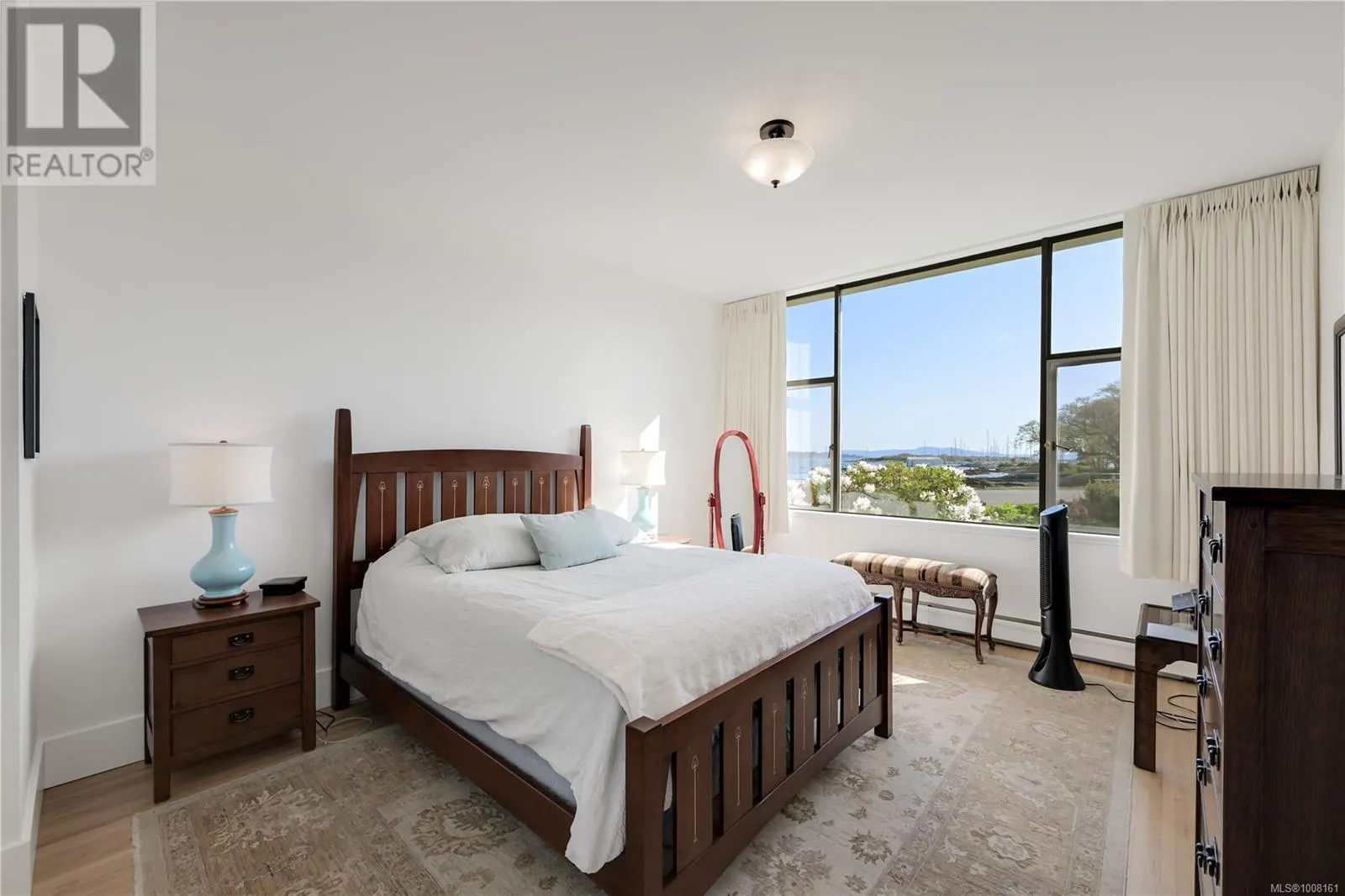 101 1420 Beach Dr