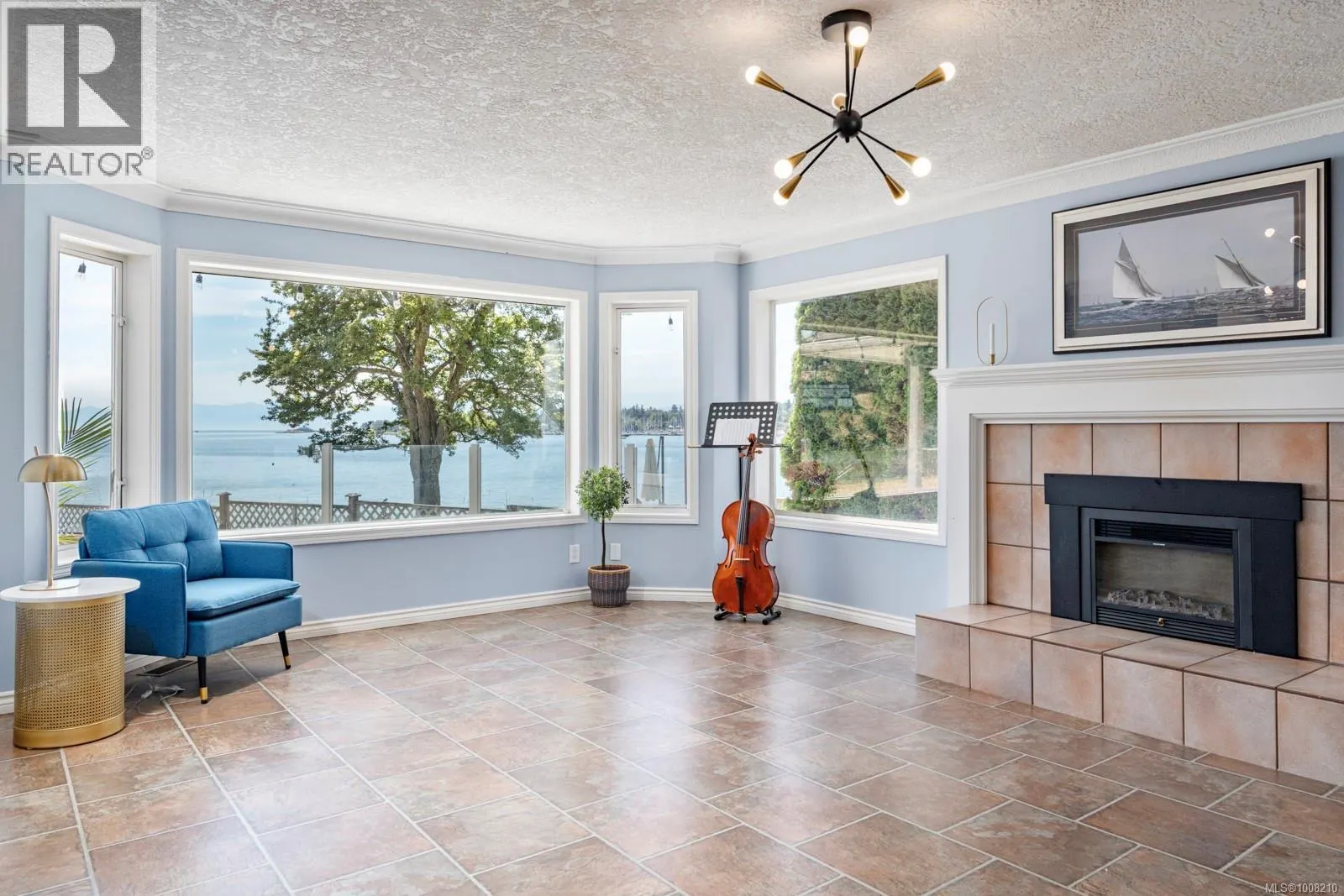 3905B Cadboro Bay Rd