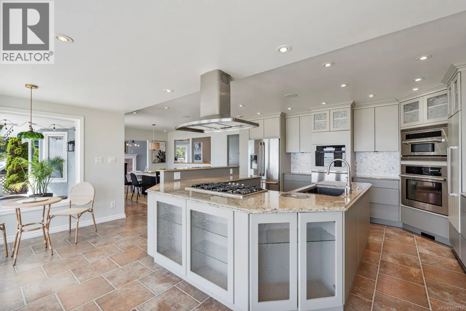 3905B Cadboro Bay Rd