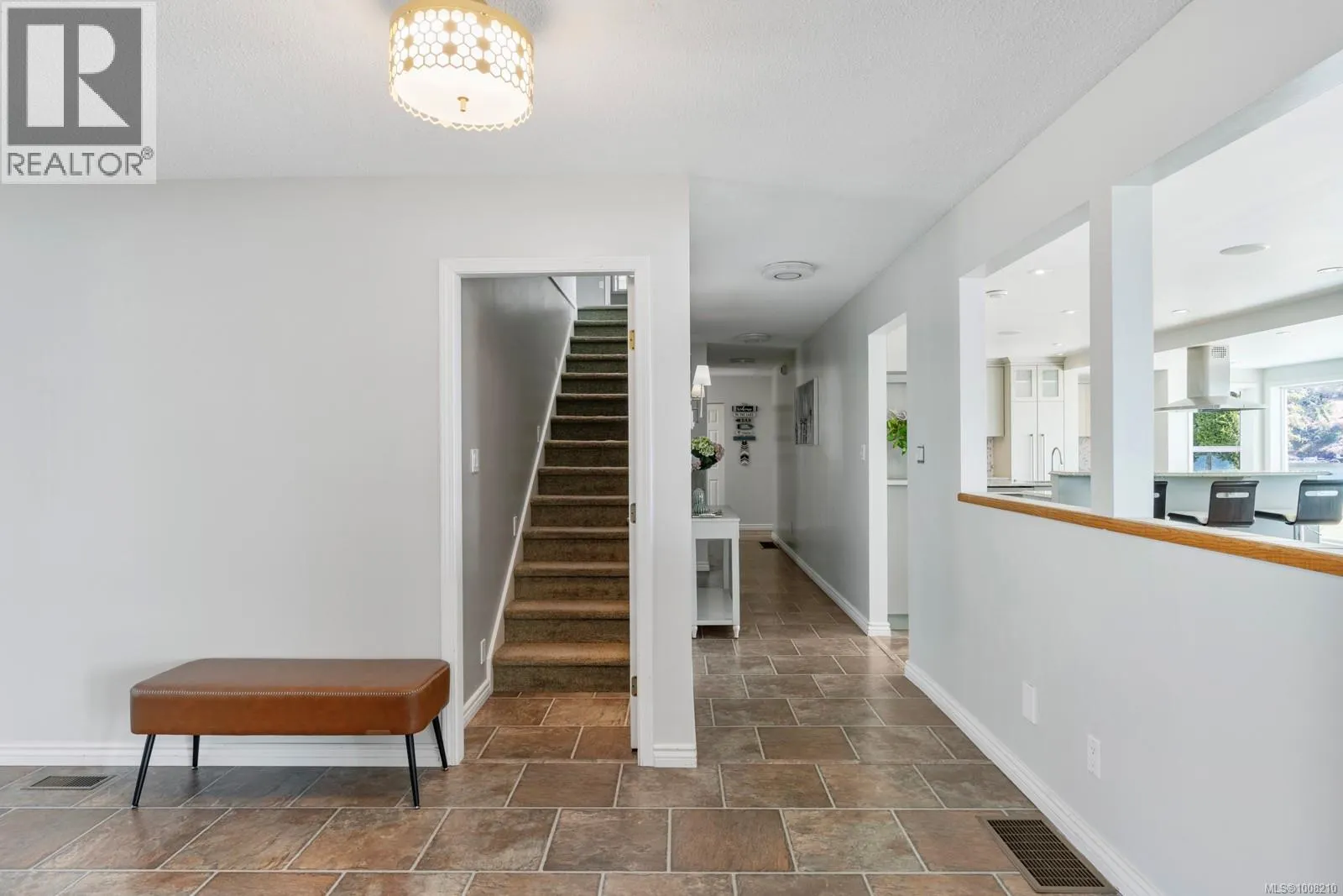 3905B Cadboro Bay Rd