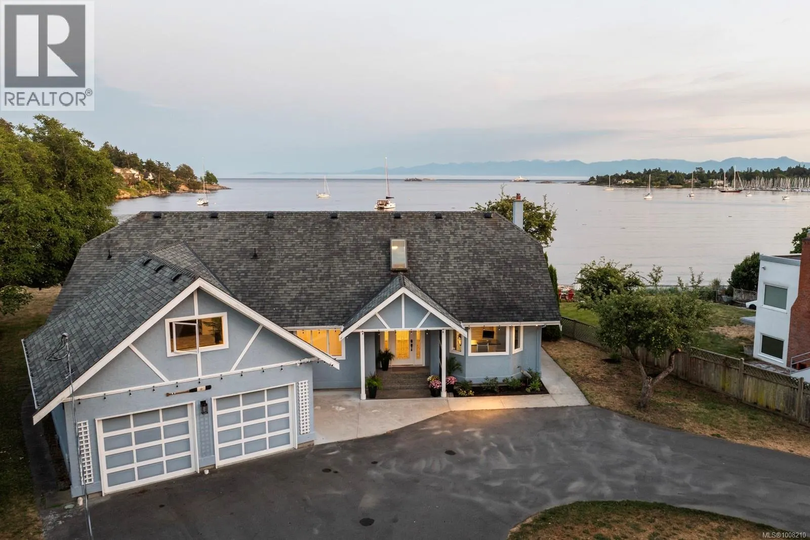 3905B Cadboro Bay Rd