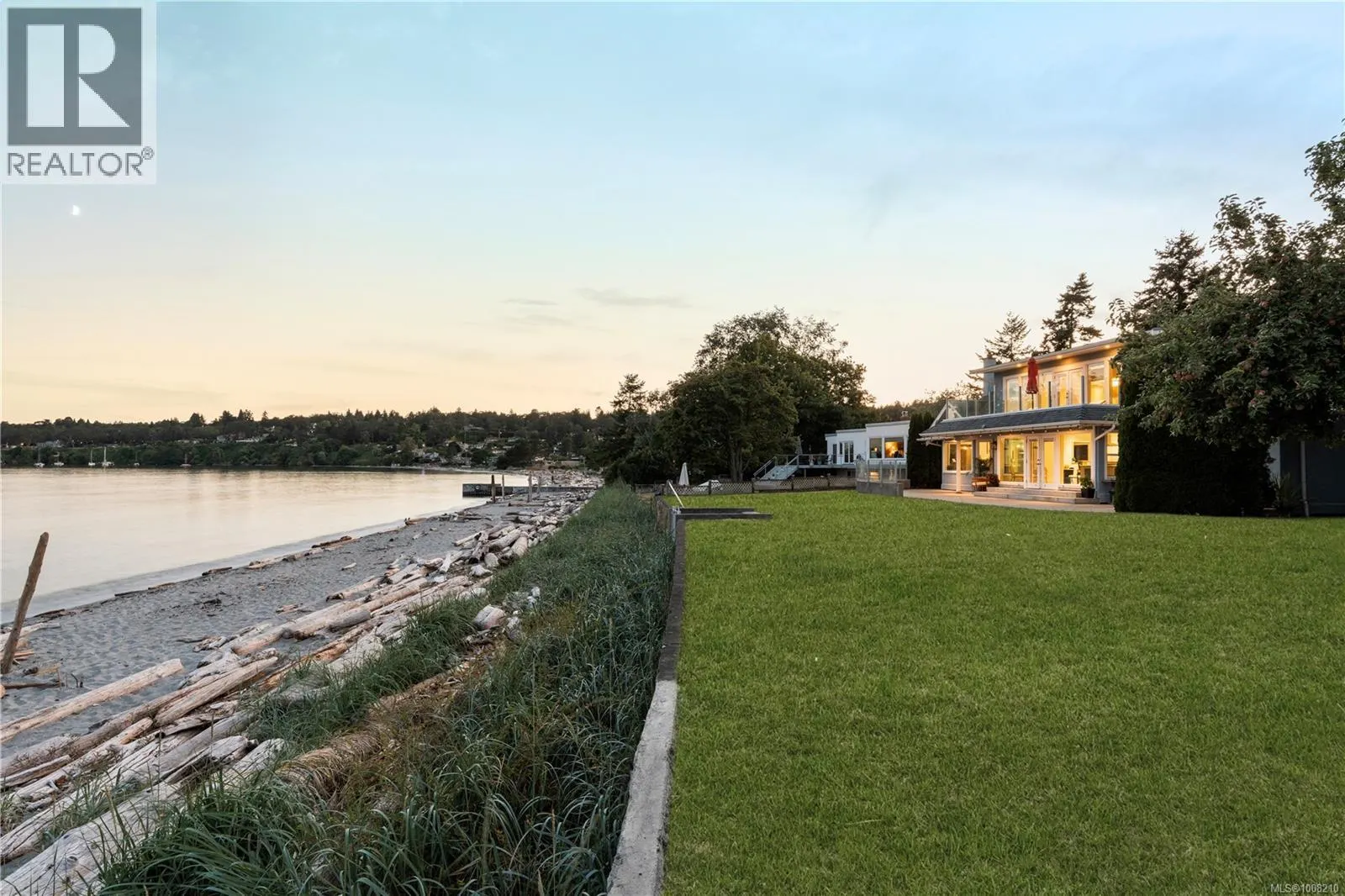 3905B Cadboro Bay Rd