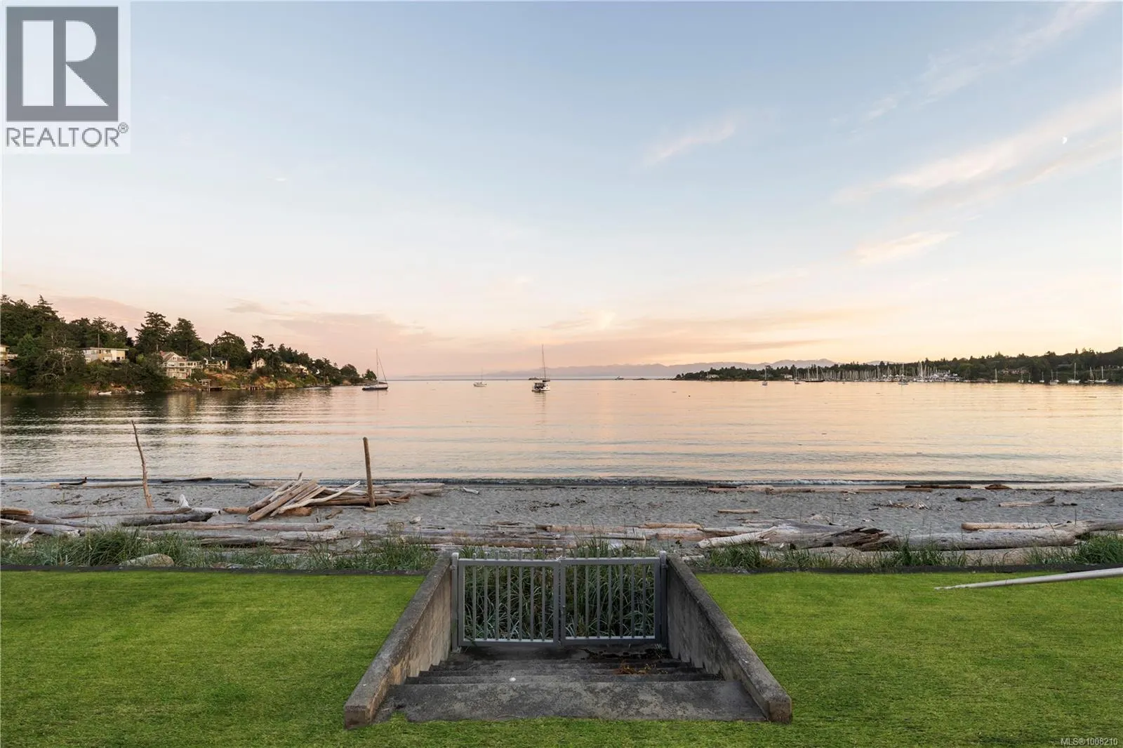 3905B Cadboro Bay Rd