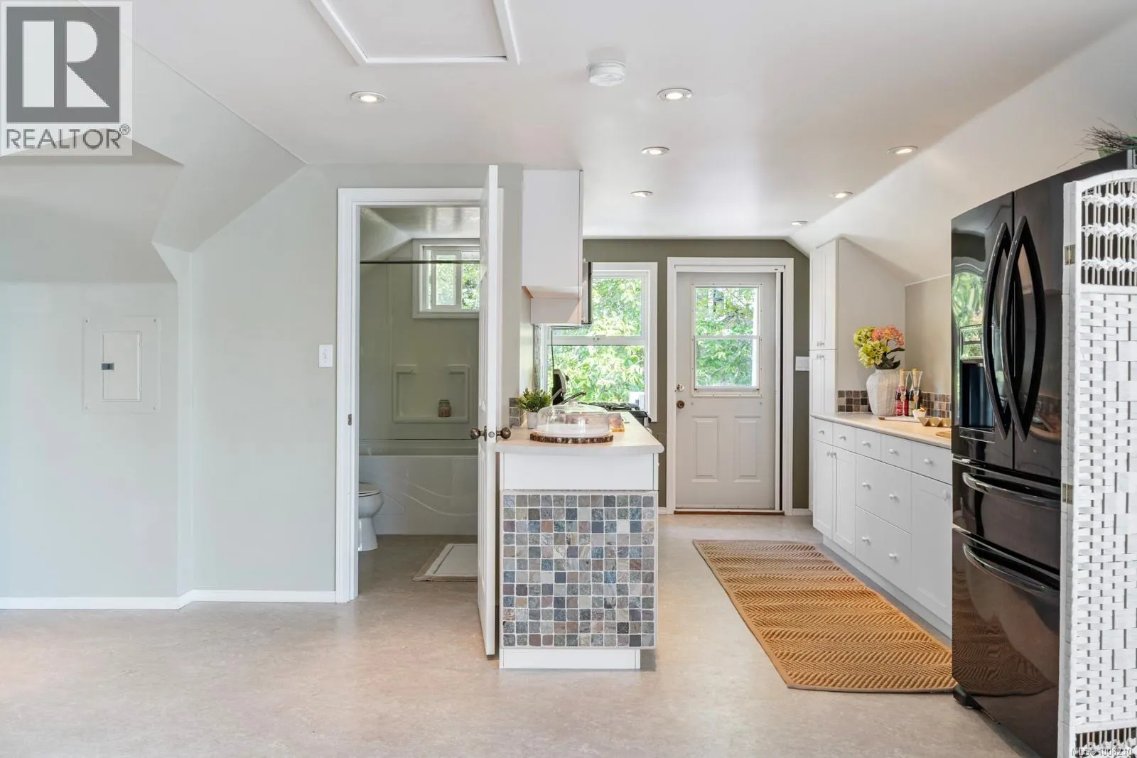 3905B Cadboro Bay Rd
