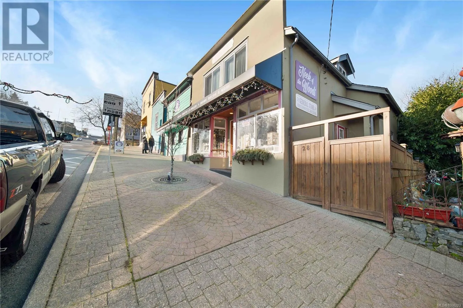 28 Roberts St