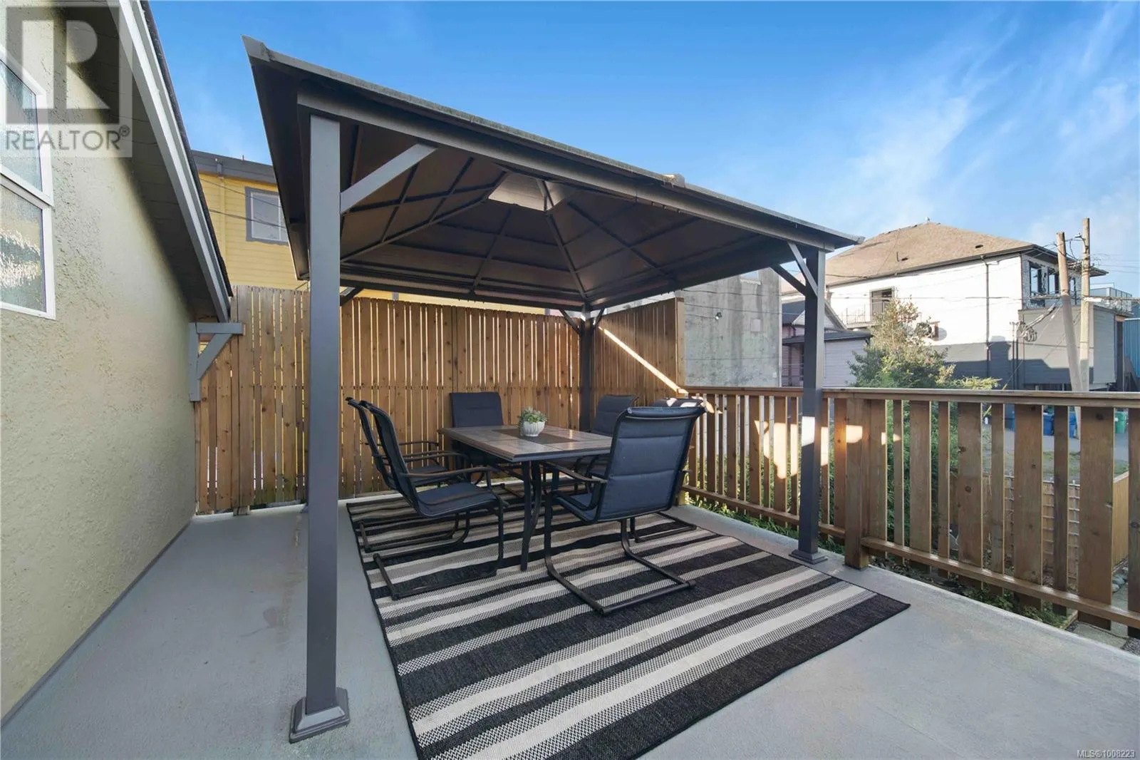 28 Roberts St
