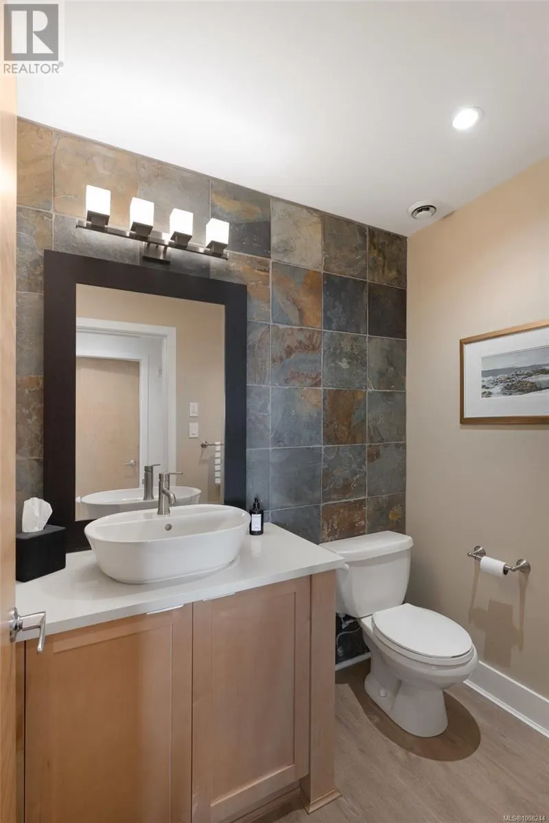 5322 Sayward Hill Cres