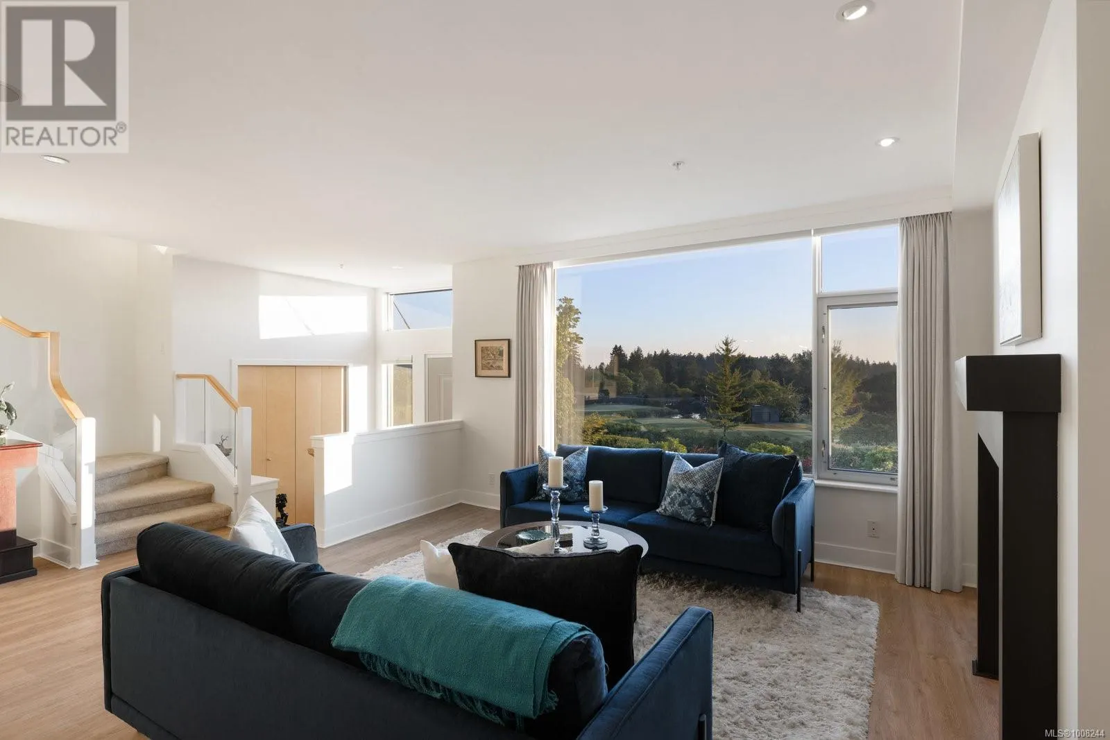 5322 Sayward Hill Cres