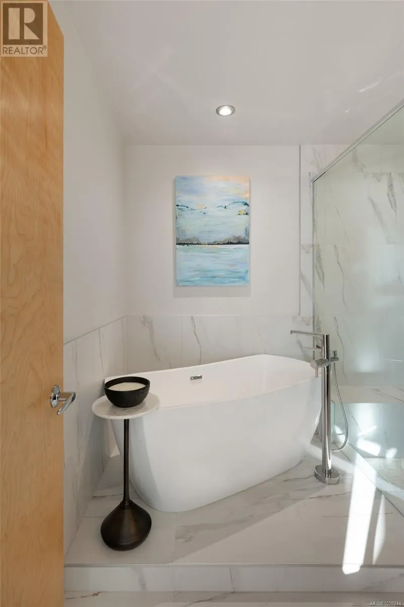 5322 Sayward Hill Cres
