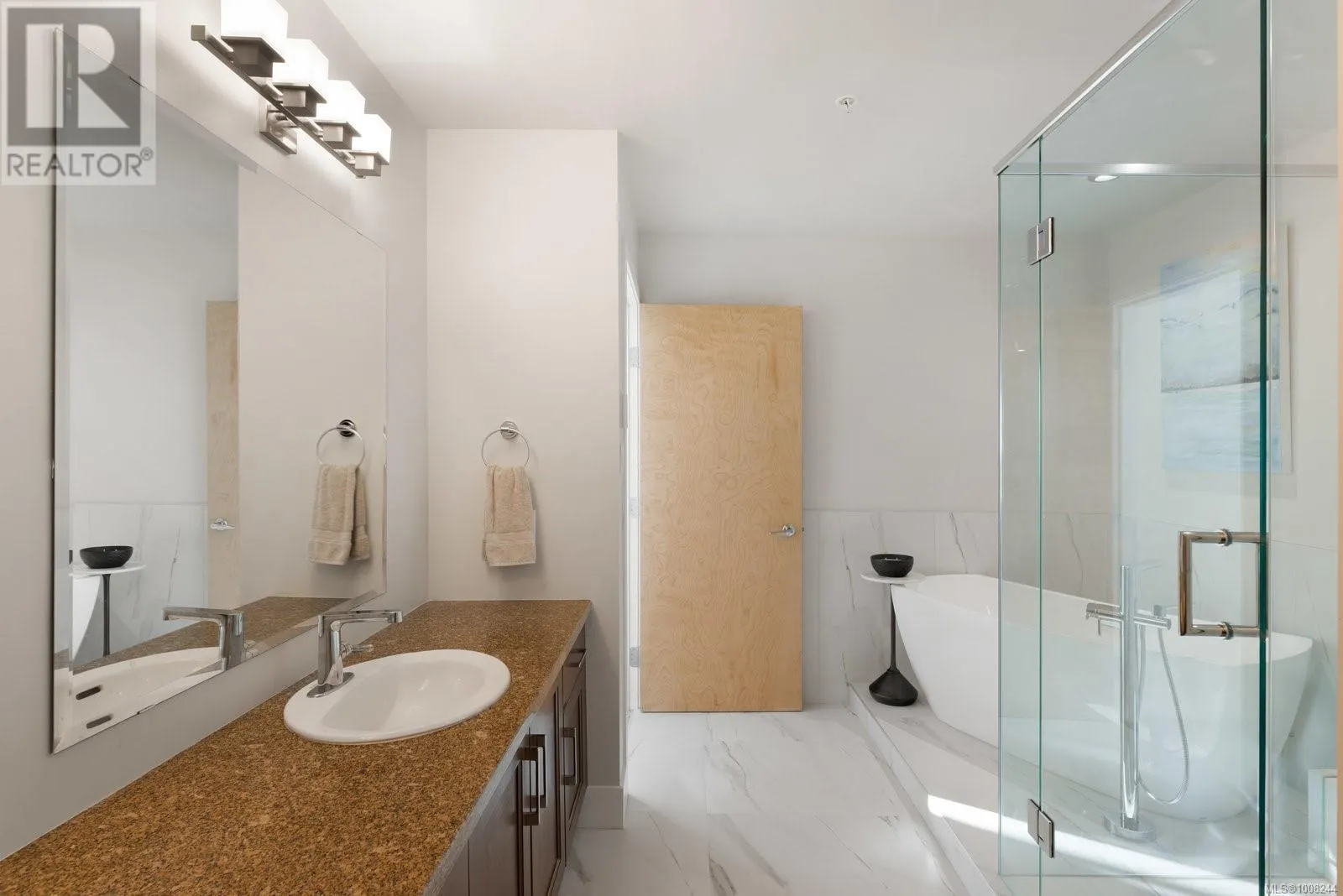 5322 Sayward Hill Cres