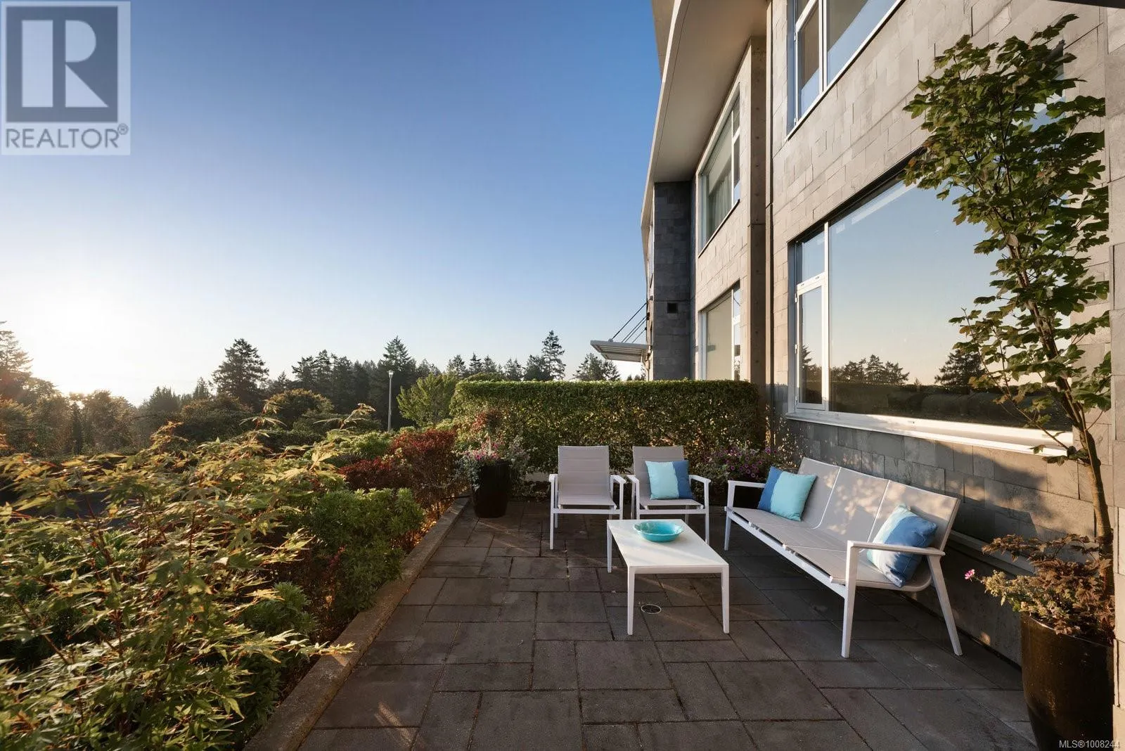 5322 Sayward Hill Cres