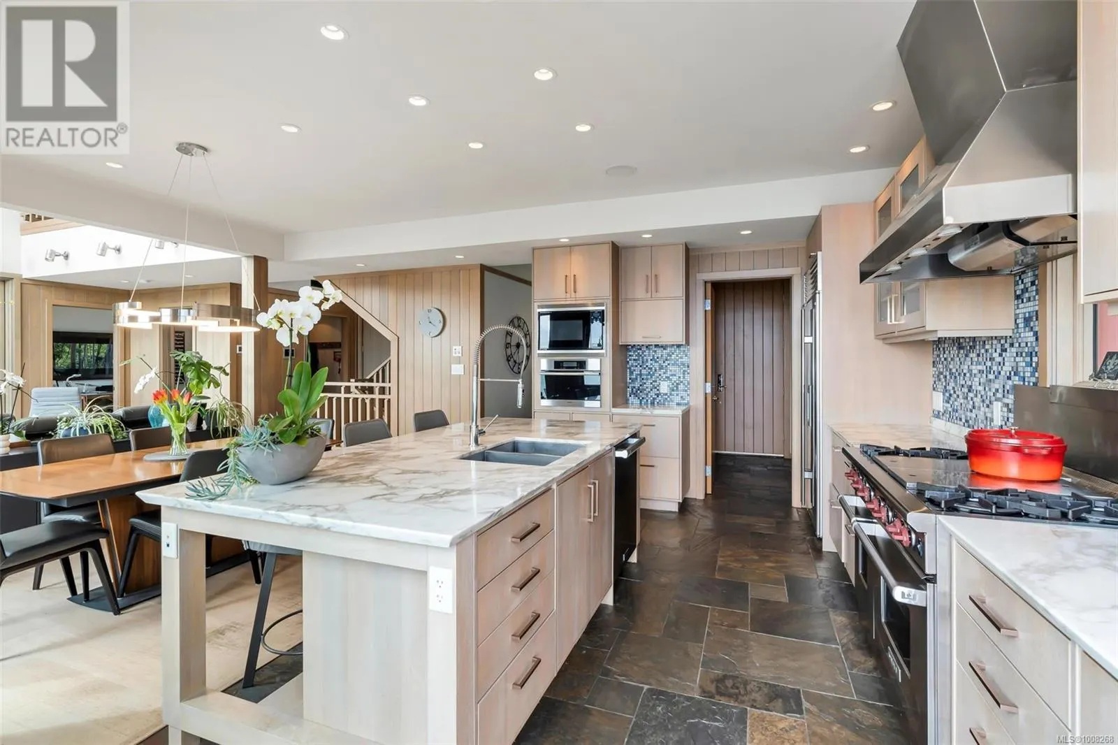 5073 Cordova Bay Rd