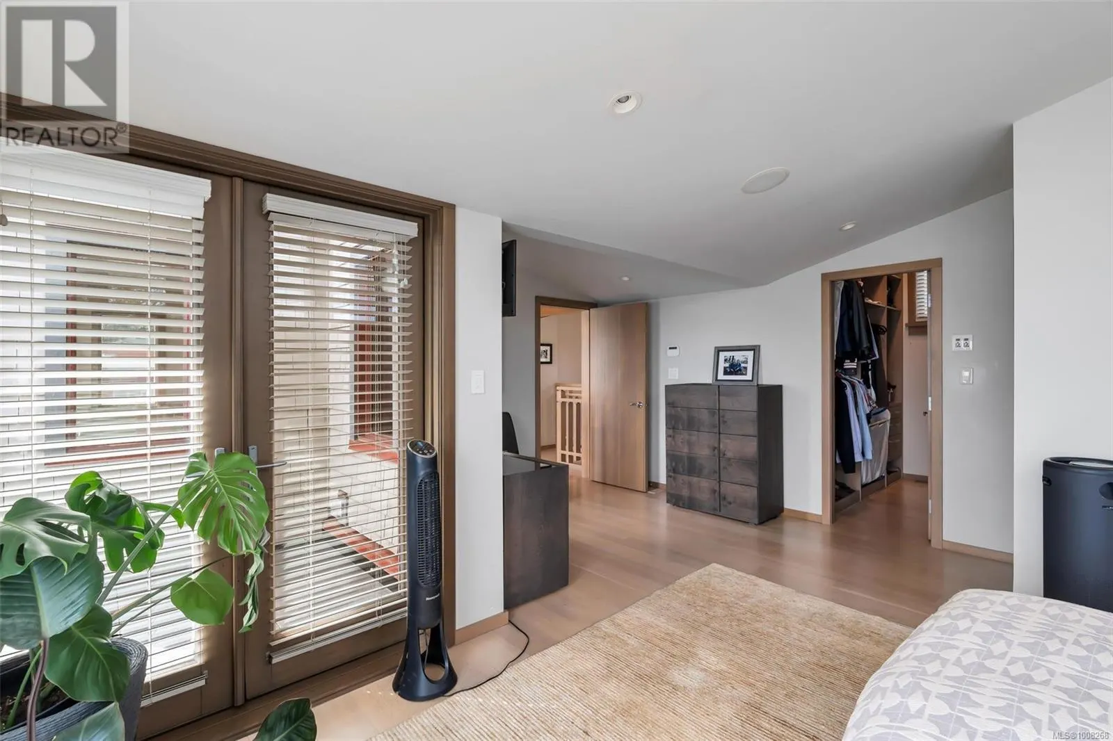 5073 Cordova Bay Rd