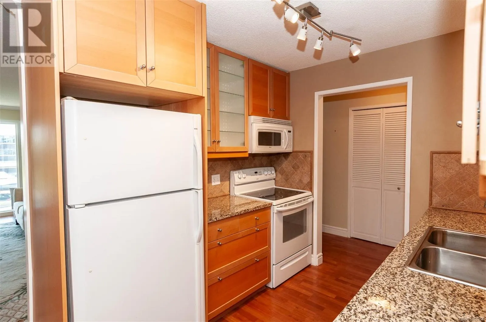 302 1024 Fairfield Rd