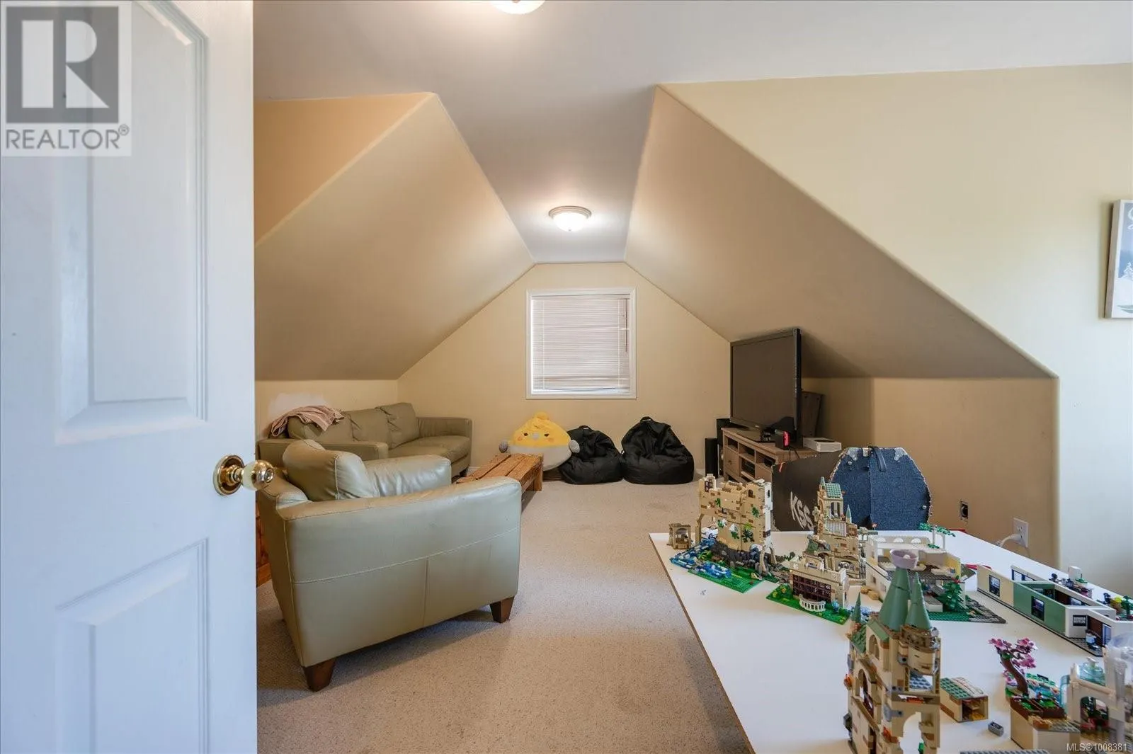 749 Redwood Dr