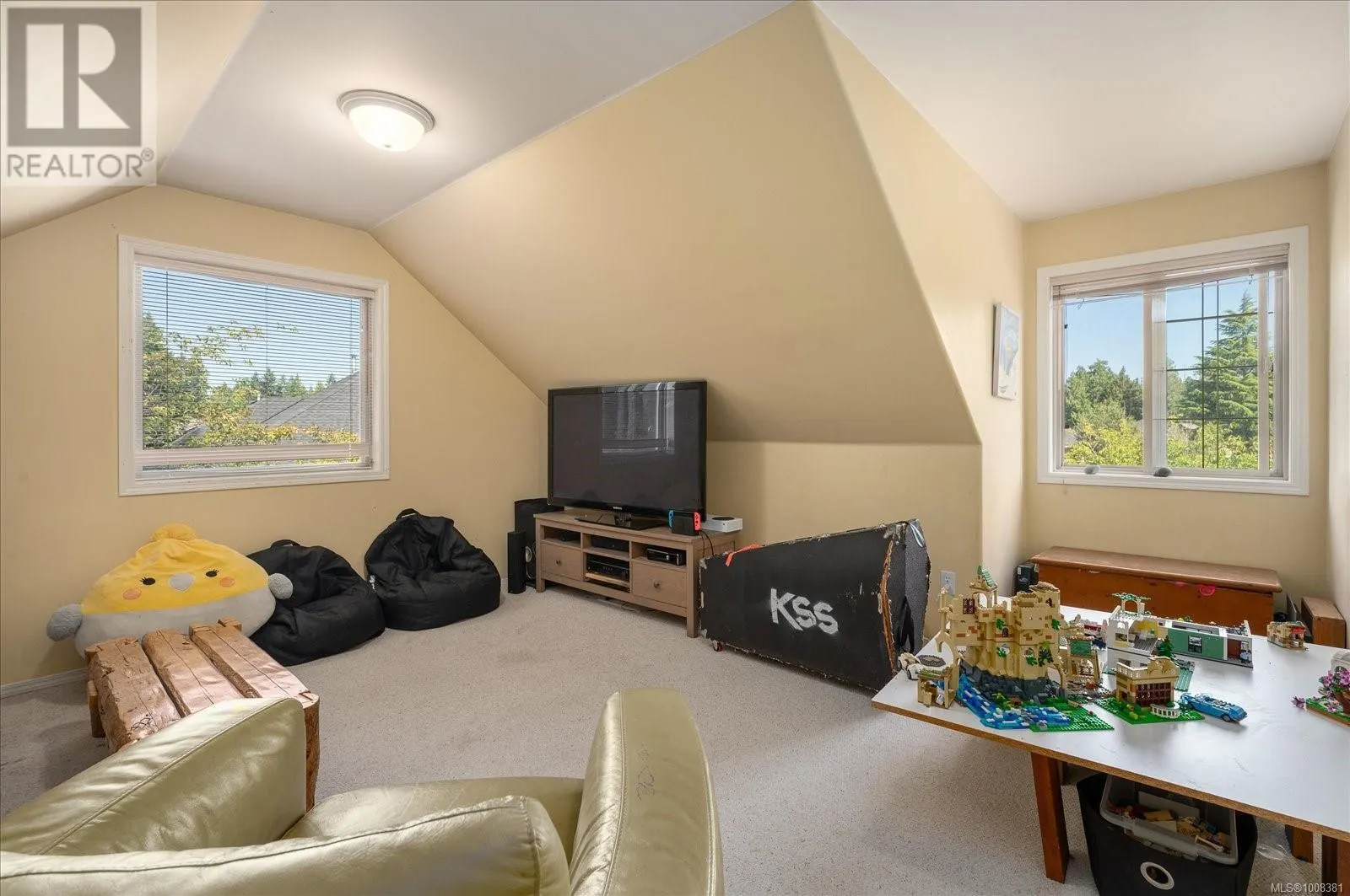 749 Redwood Dr