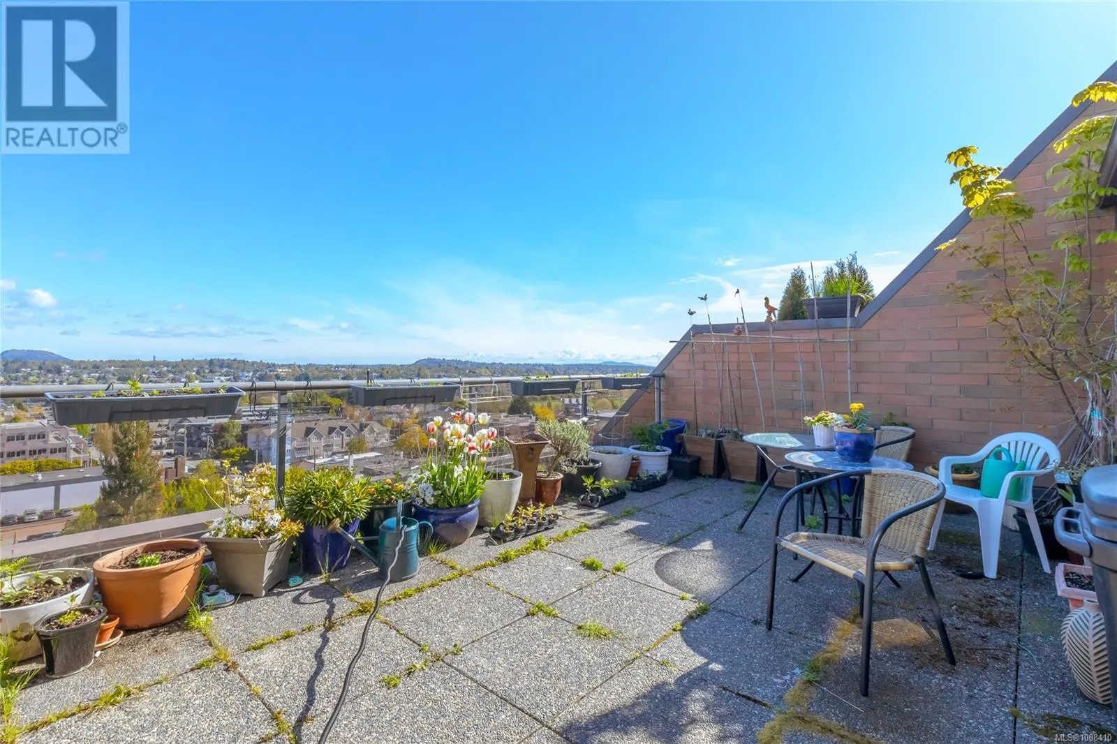 809 1630 Quadra St
