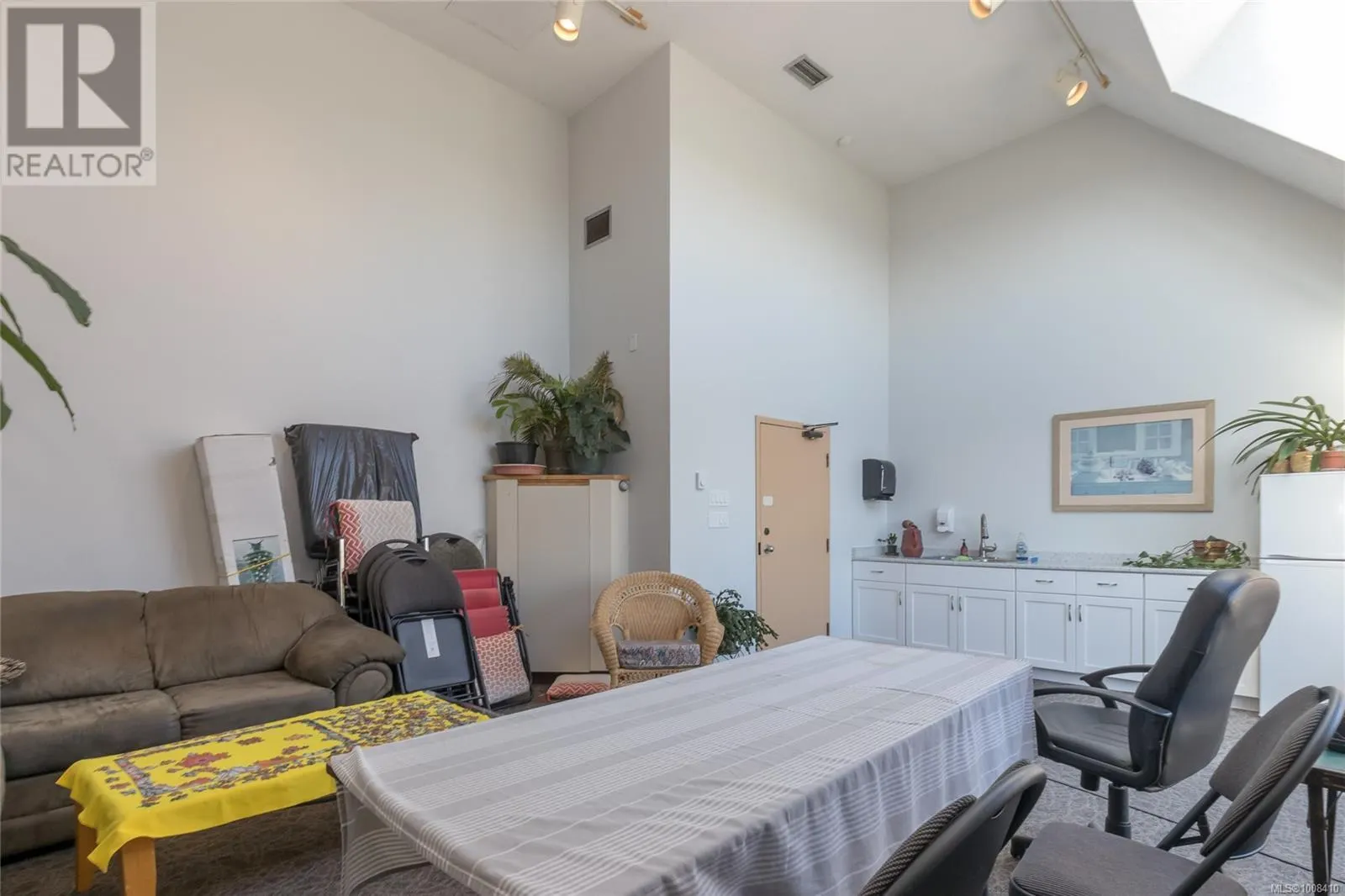809 1630 Quadra St
