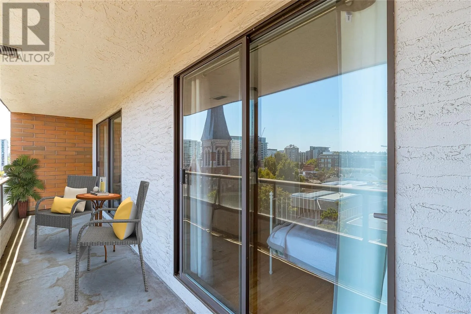 809 1630 Quadra St