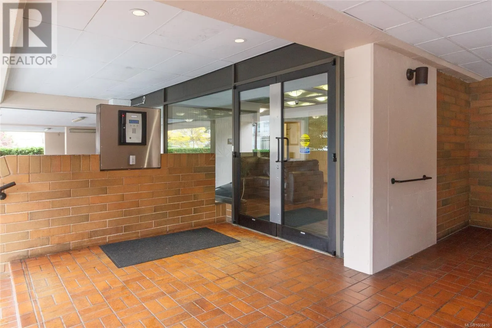 809 1630 Quadra St