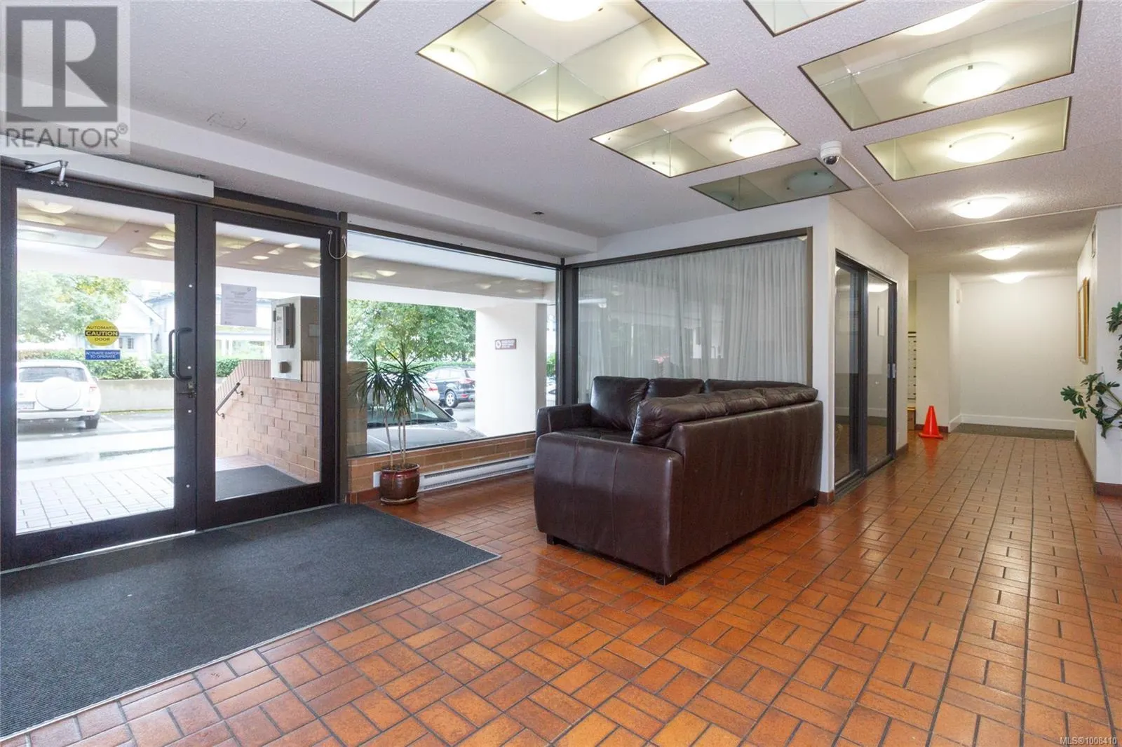 809 1630 Quadra St