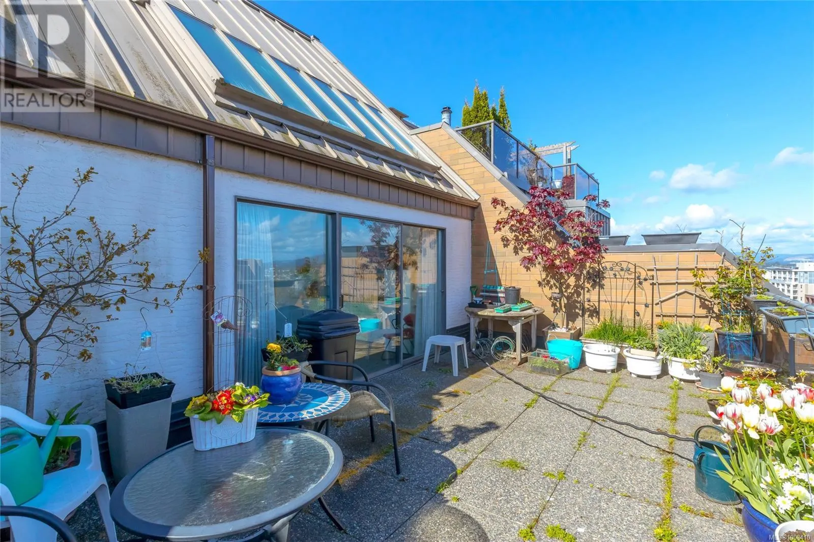 809 1630 Quadra St