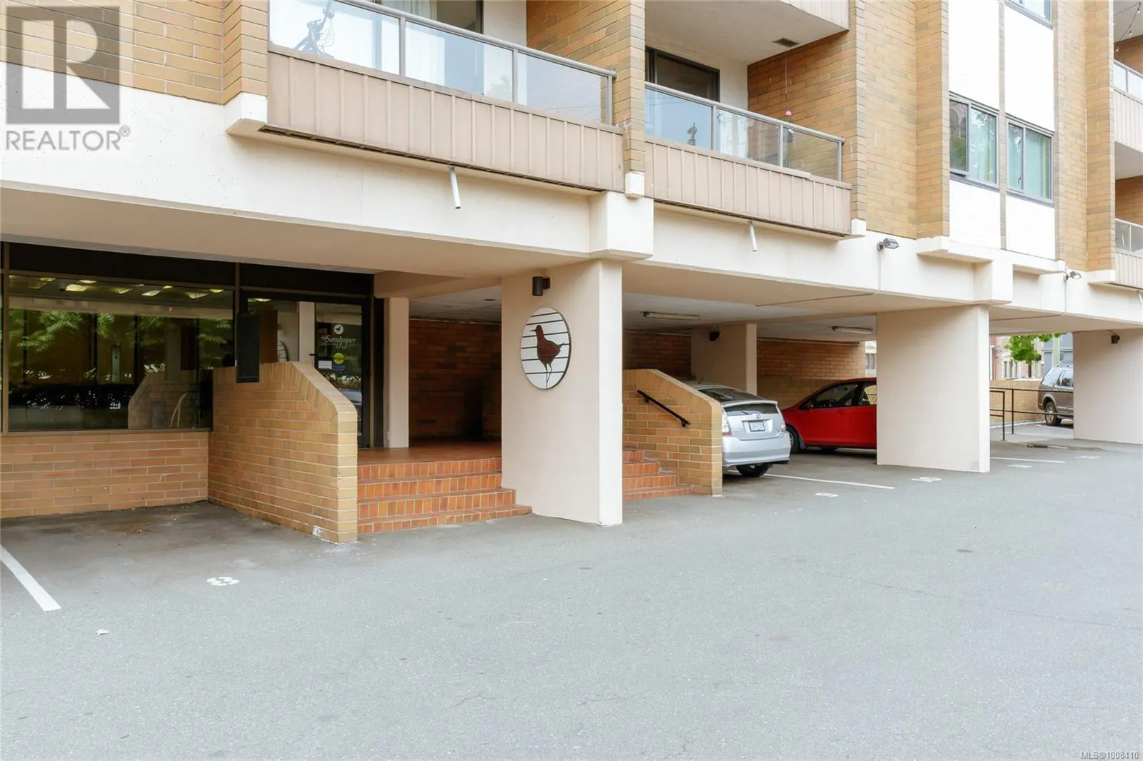 809 1630 Quadra St