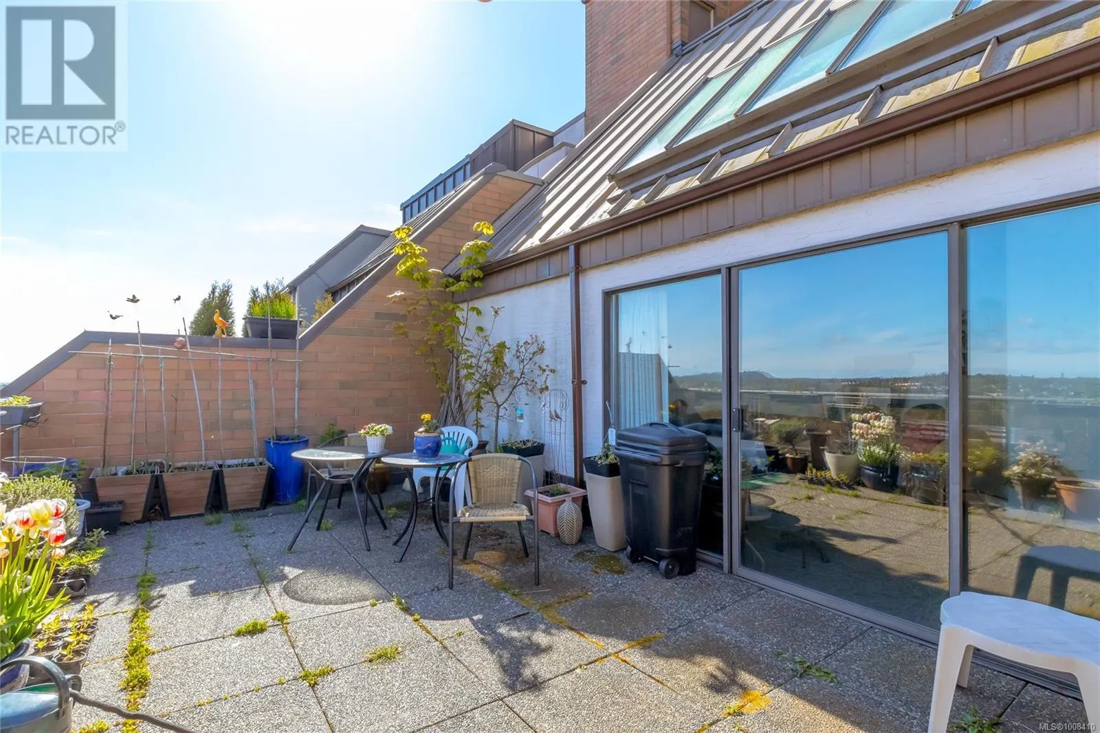 809 1630 Quadra St