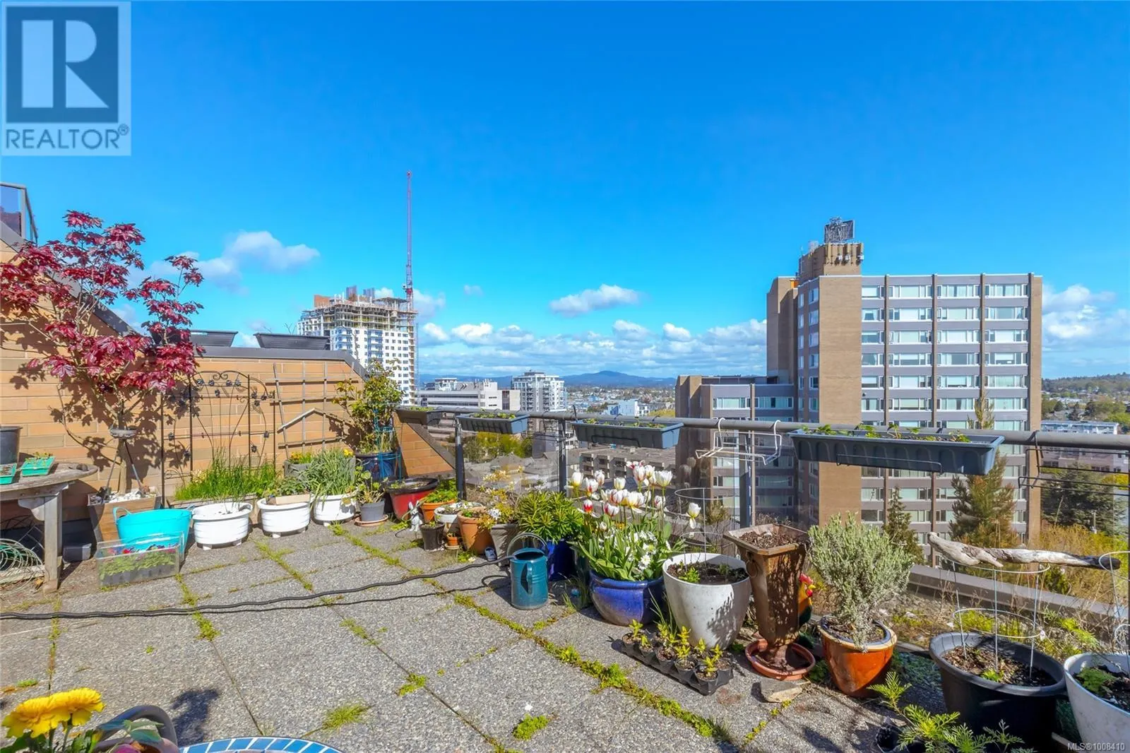 809 1630 Quadra St