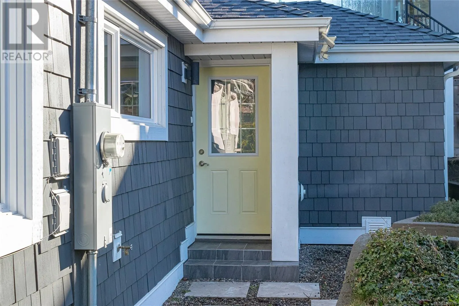 484 Bay St
