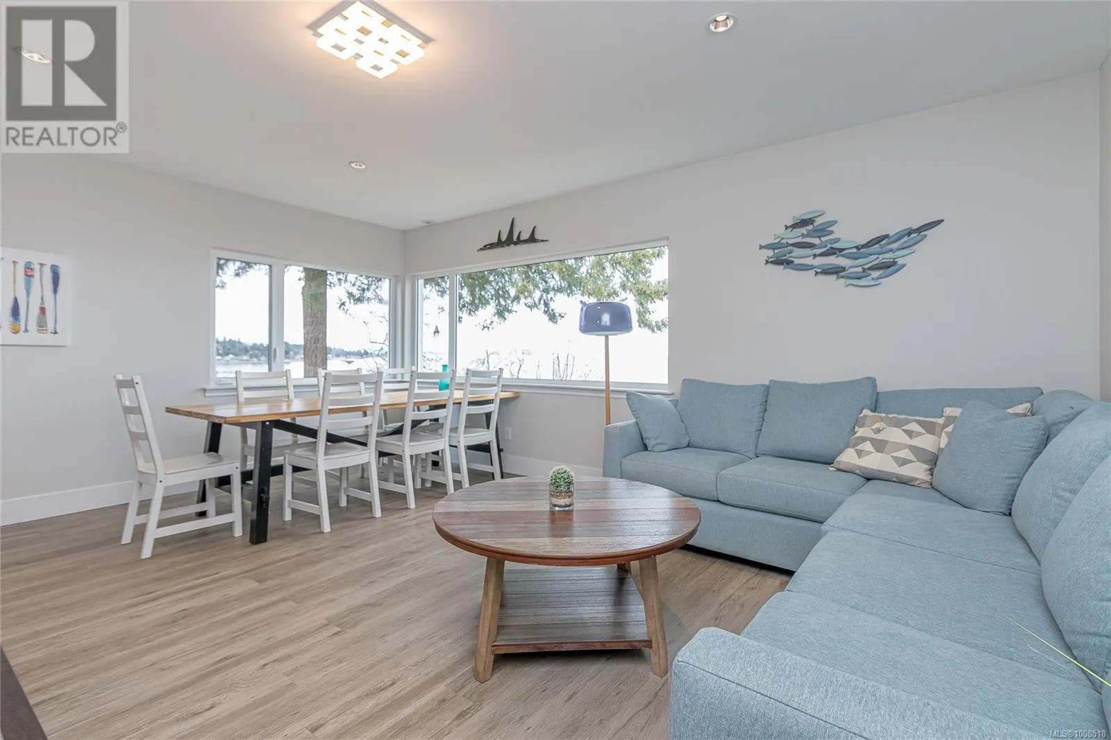 484 Bay St