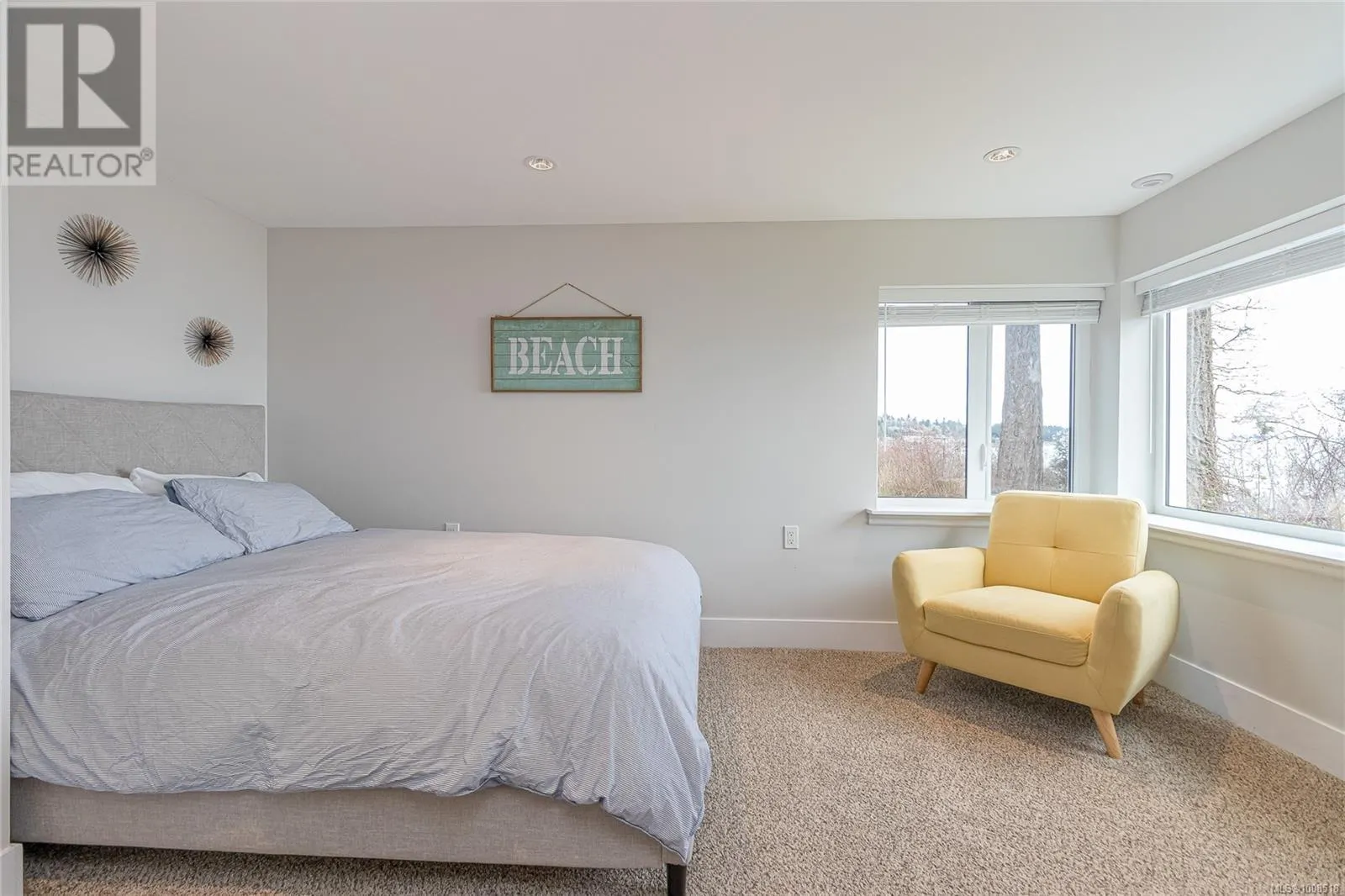 484 Bay St