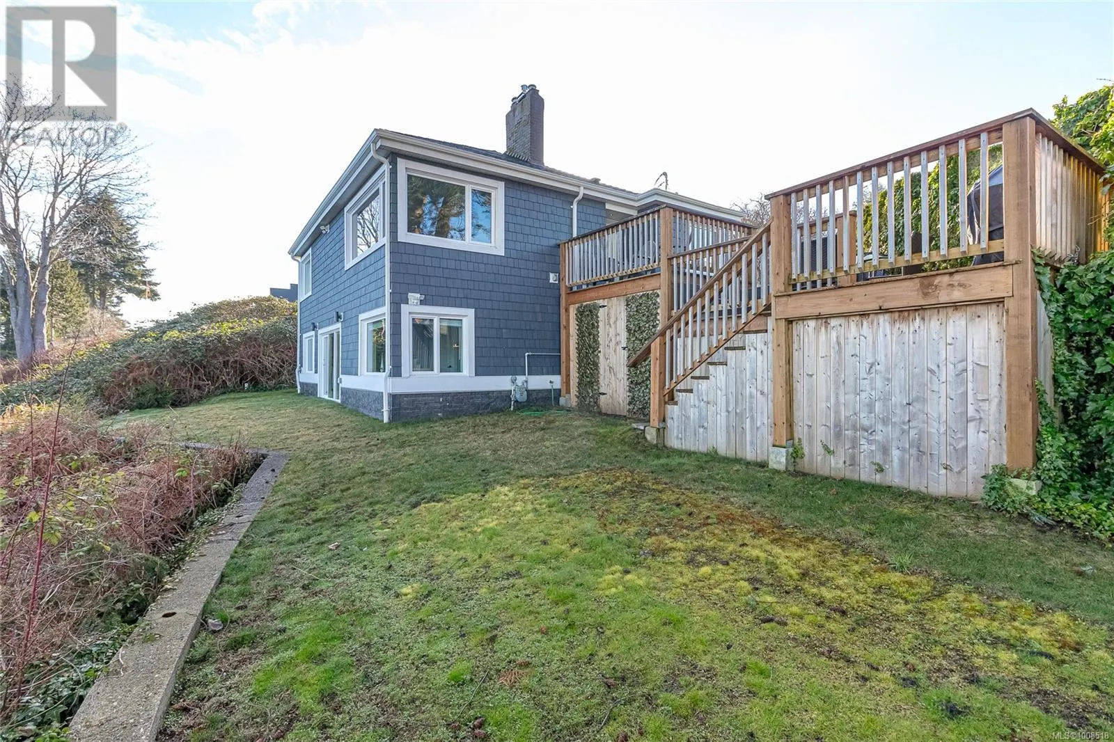 484 Bay St