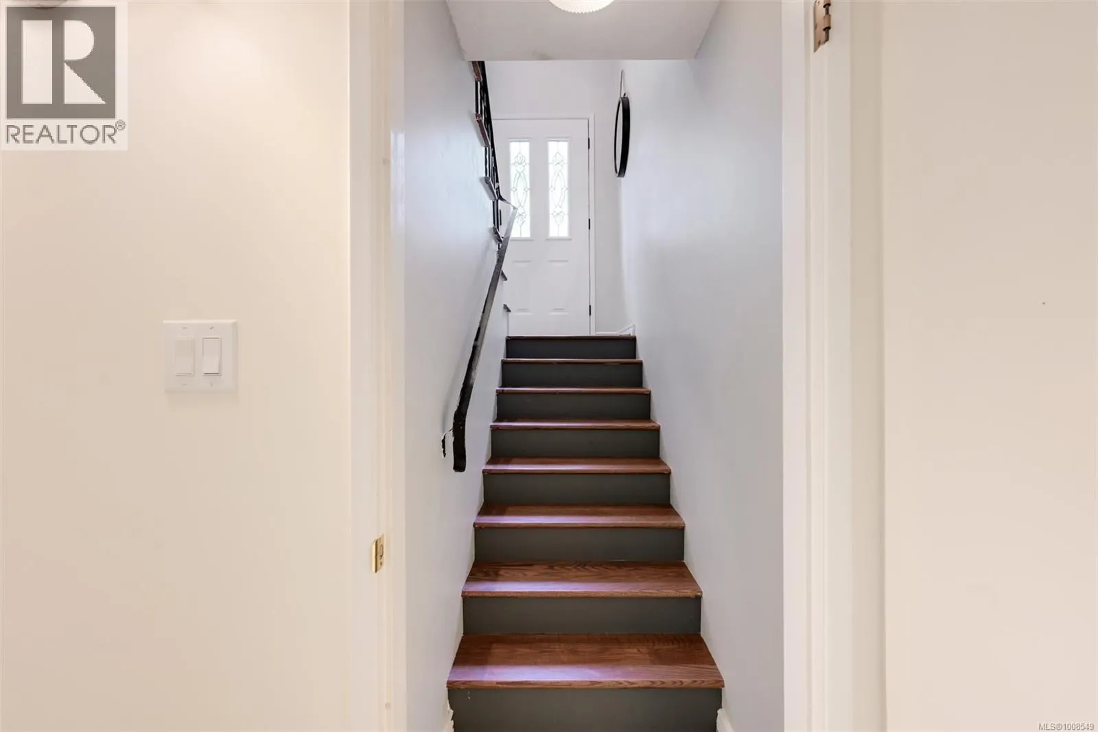 889 McAdam Pl