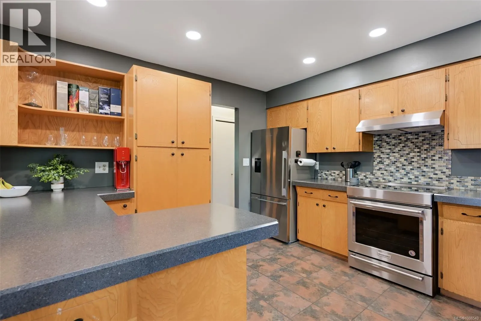 889 McAdam Pl