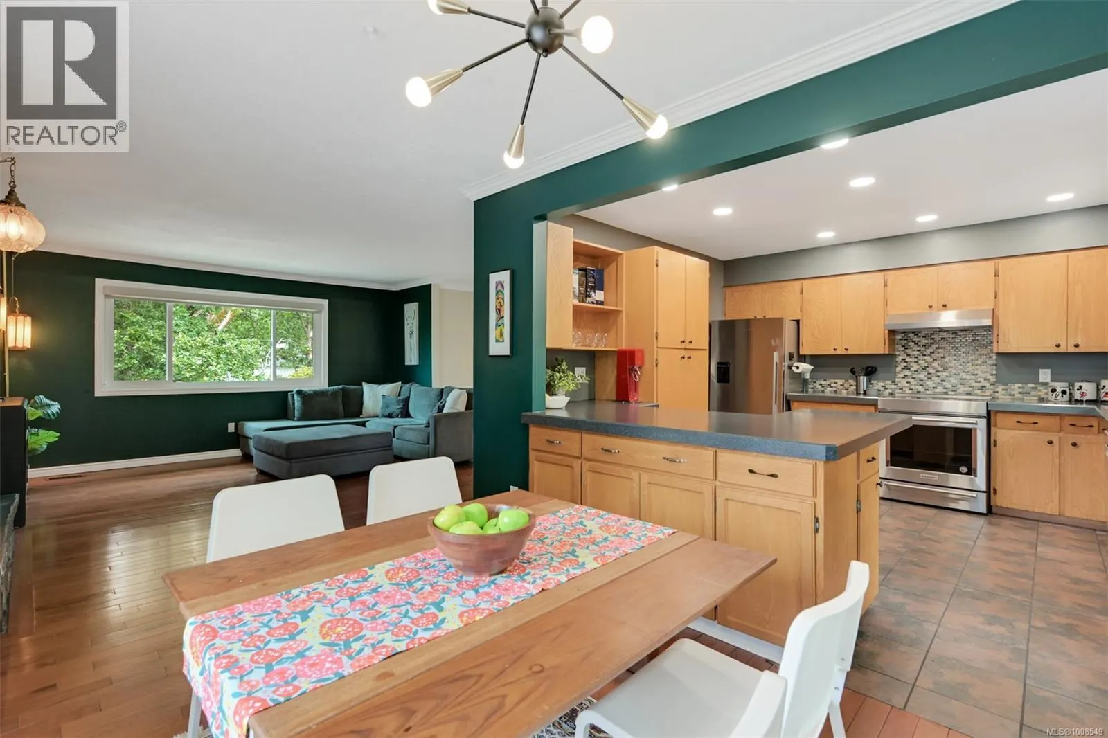 889 McAdam Pl