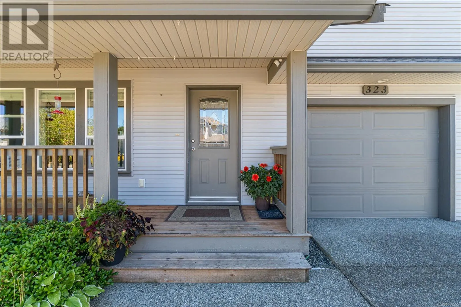 323 Applewood Cres