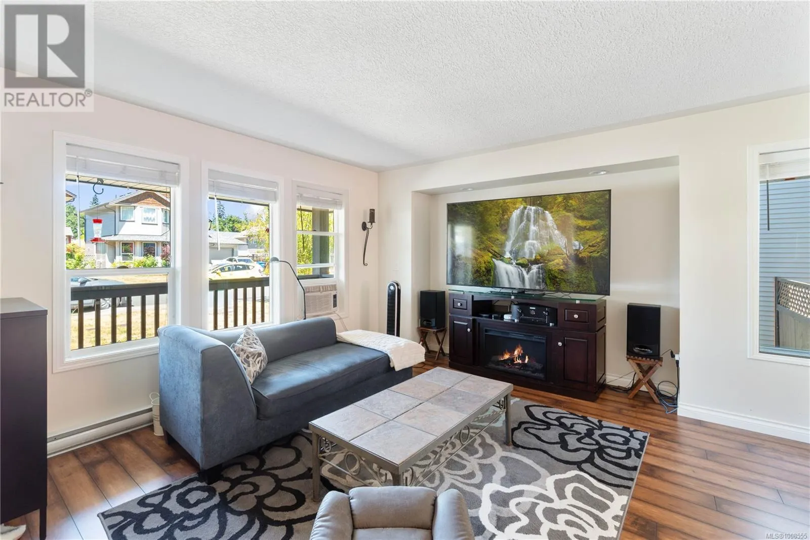 323 Applewood Cres