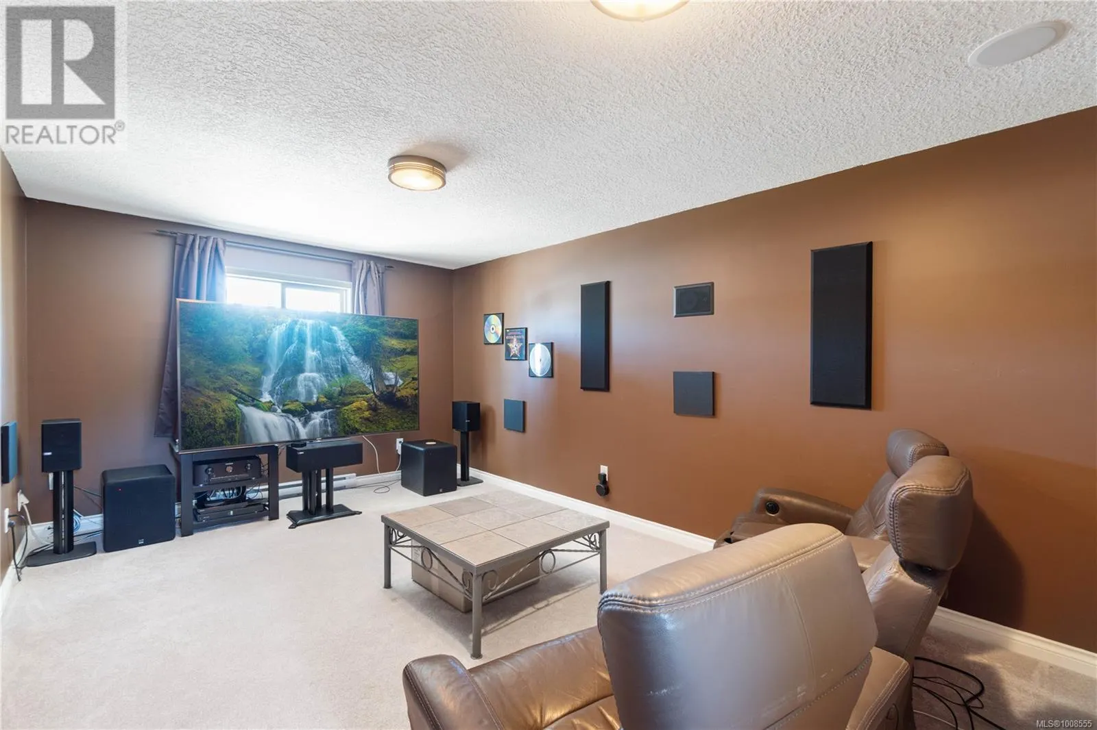 323 Applewood Cres