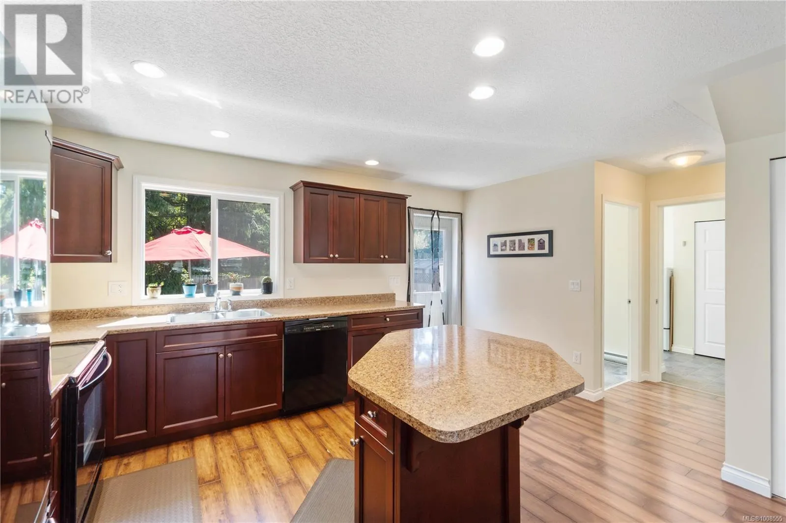 323 Applewood Cres