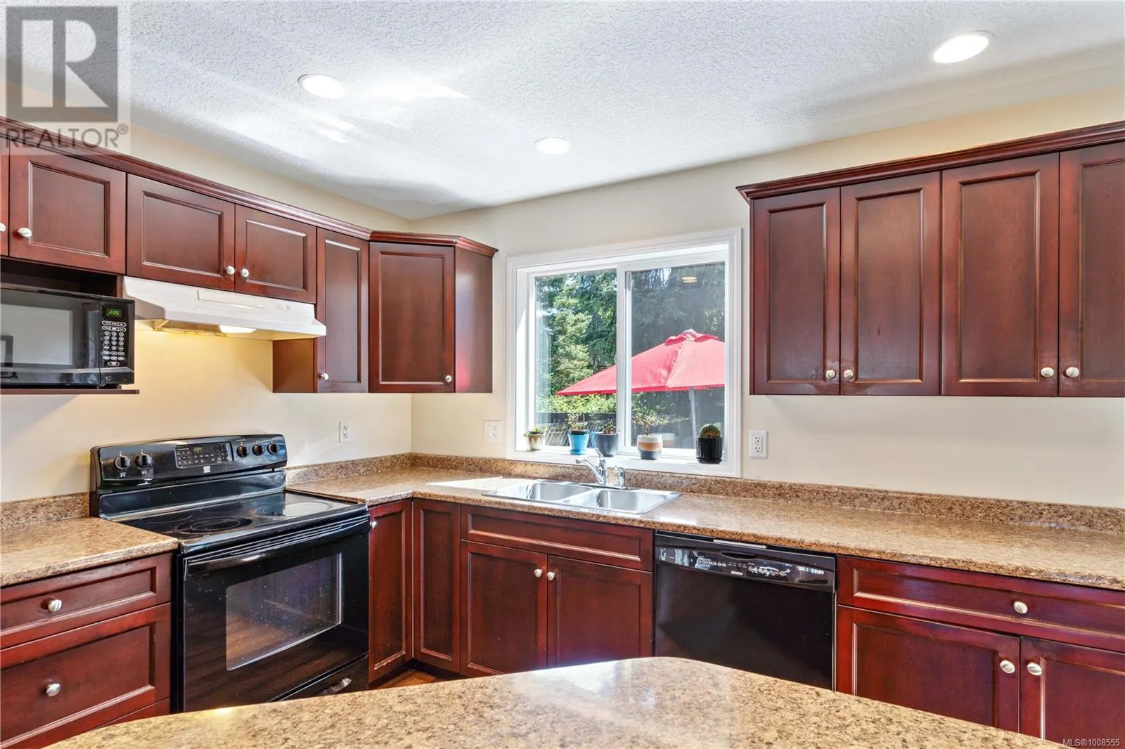 323 Applewood Cres
