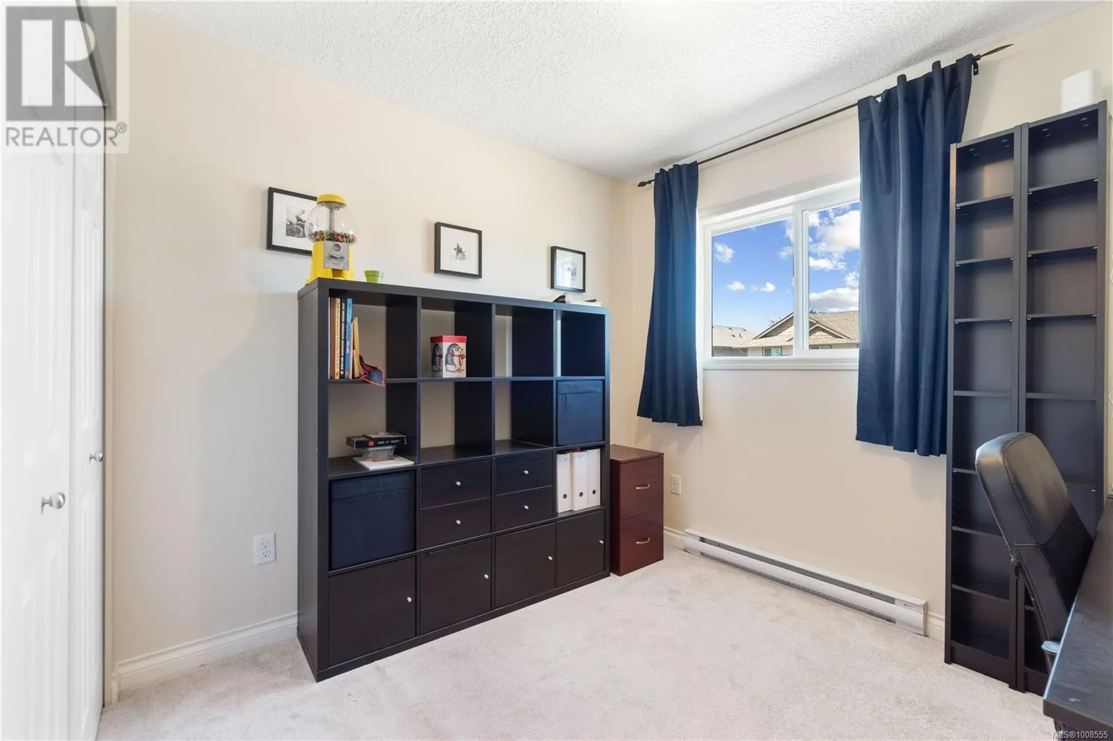323 Applewood Cres
