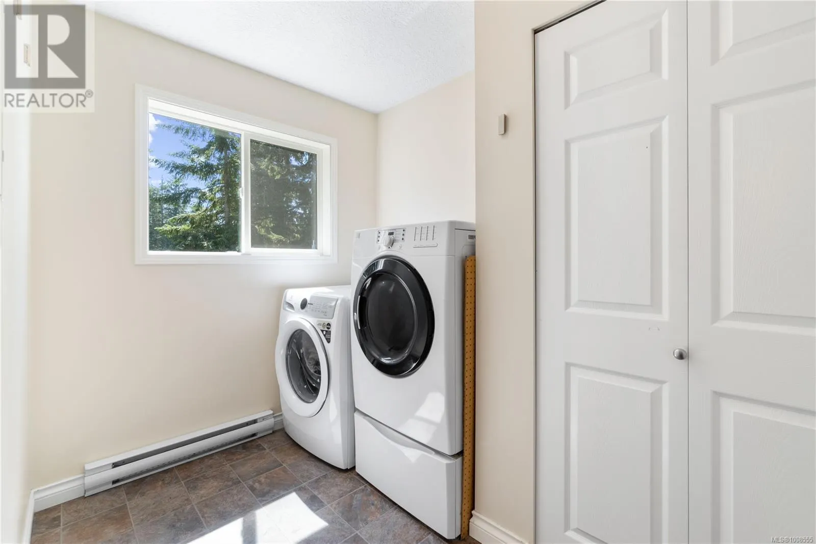323 Applewood Cres