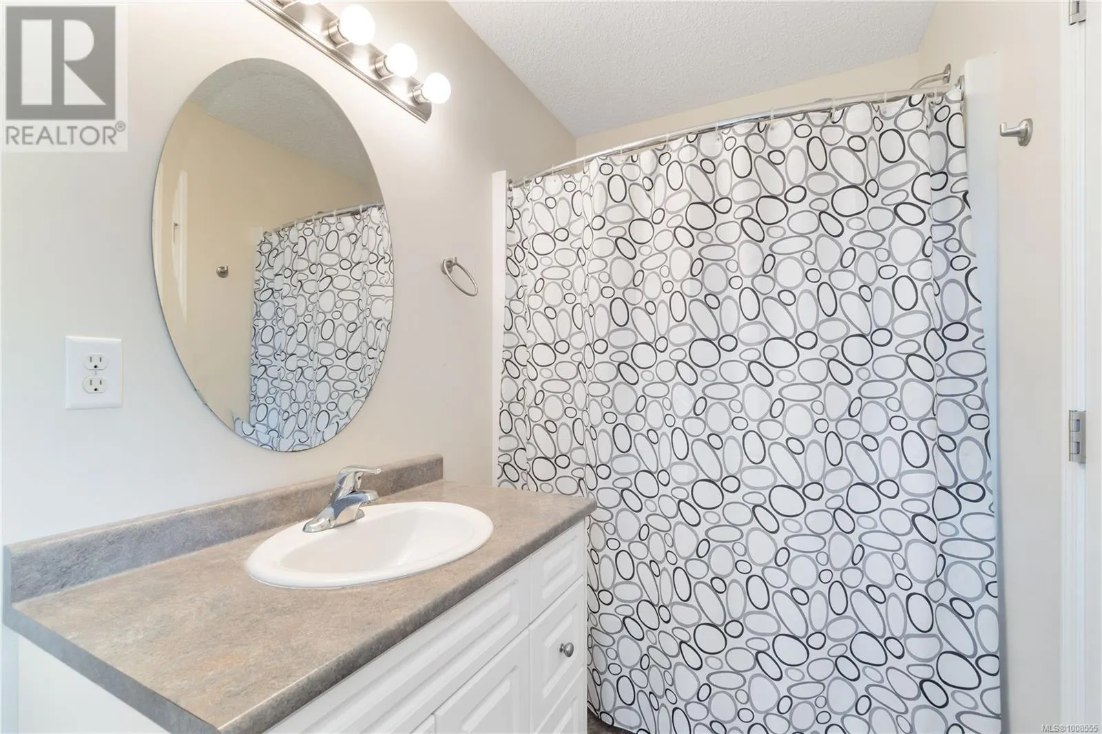 323 Applewood Cres