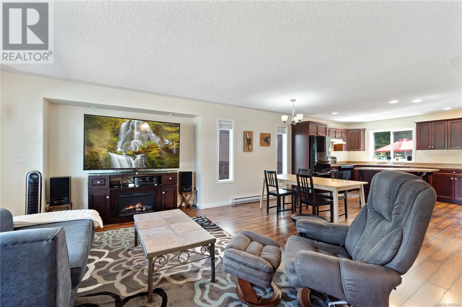 323 Applewood Cres