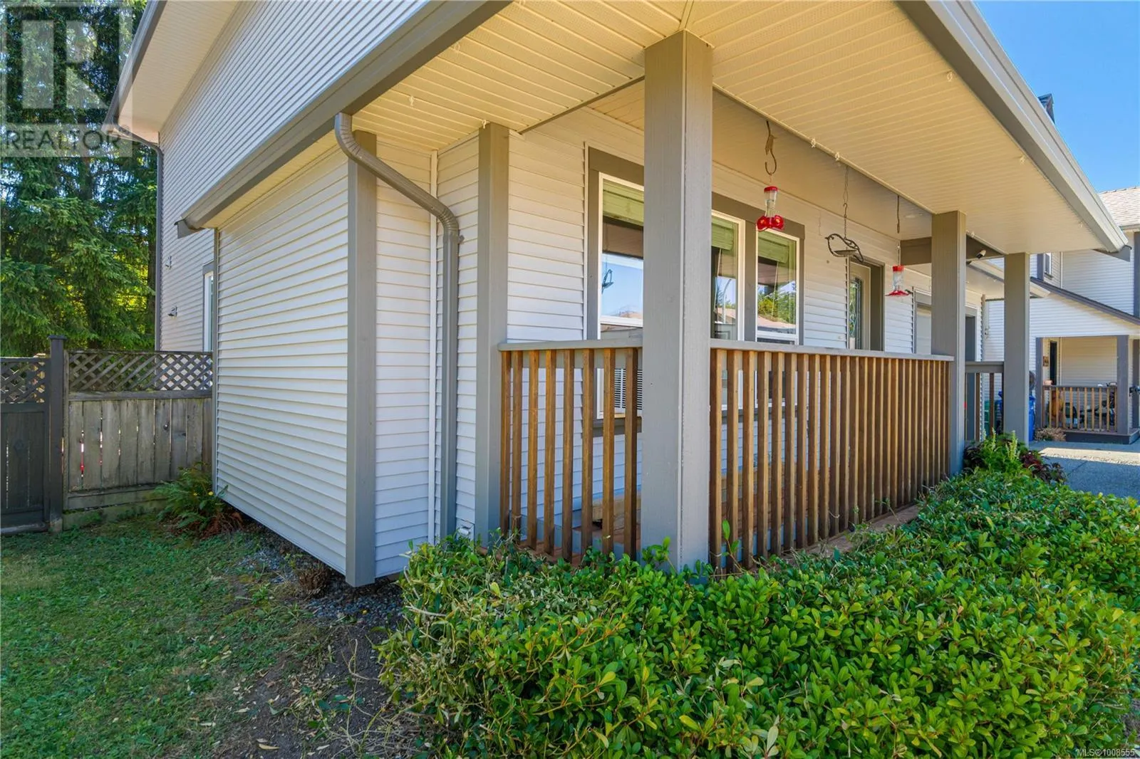 323 Applewood Cres