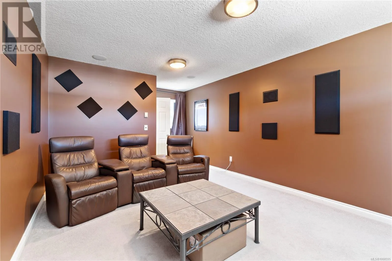 323 Applewood Cres