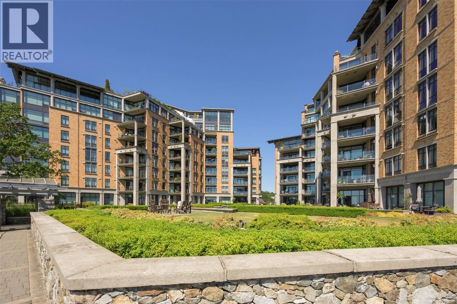 802 847 Dunsmuir Rd