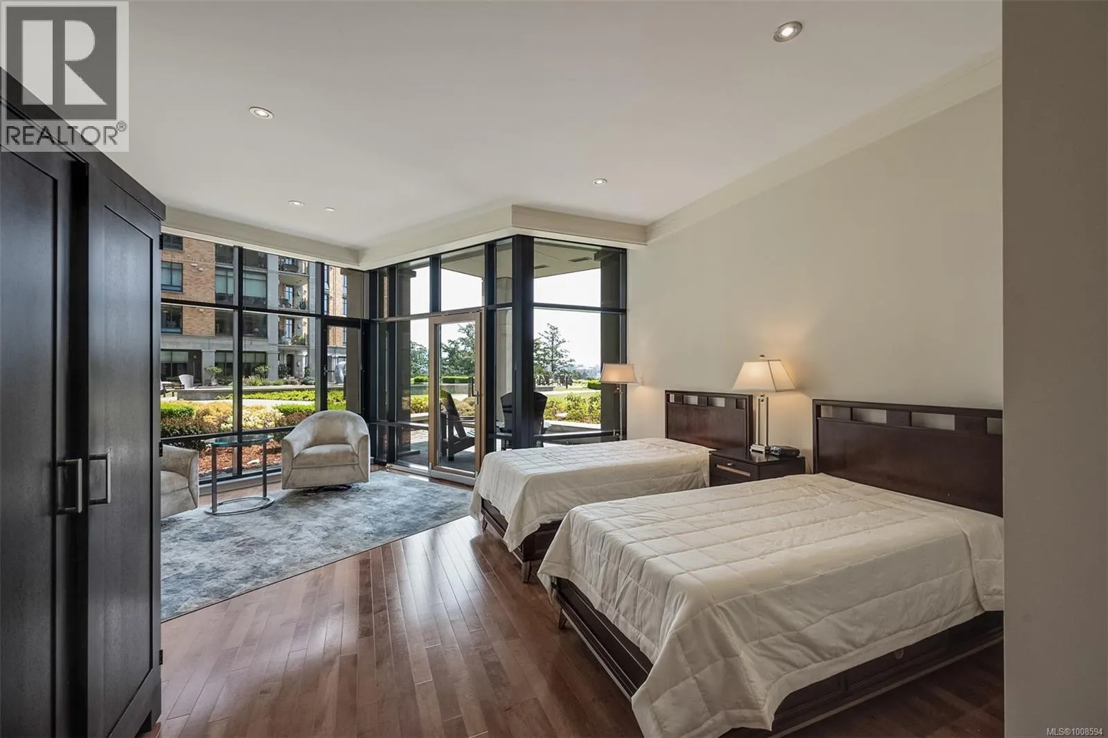 802 847 Dunsmuir Rd