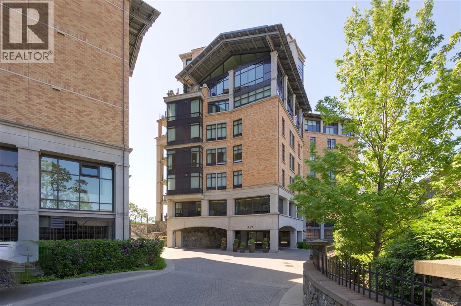 802 847 Dunsmuir Rd